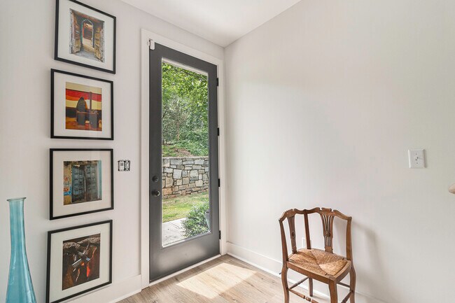 Building Photo - 2424 Memorial Dr SE