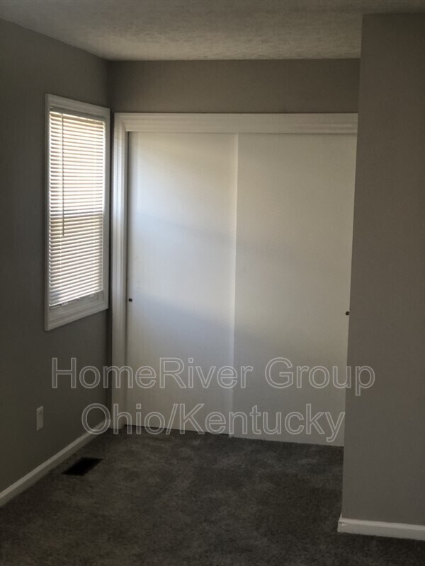 Building Photo - 352 S Oakley Ave