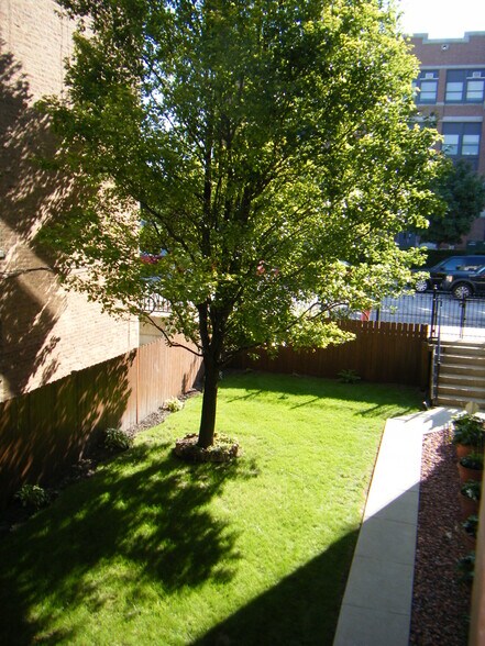 Building Photo - 1428 N Greenview Ave