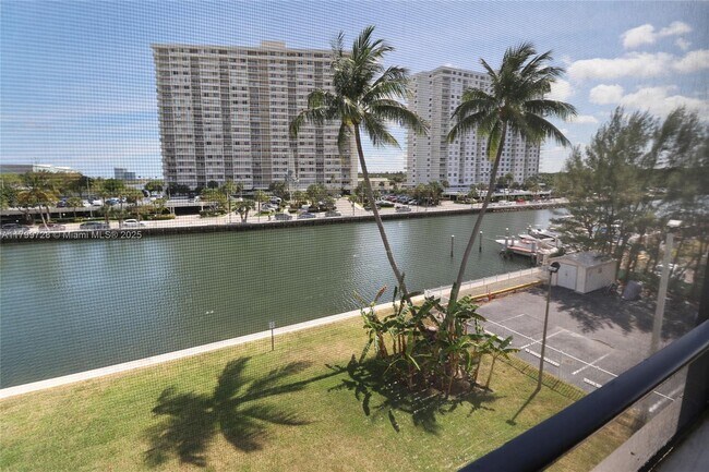 Building Photo - 220 Kings Point Dr
