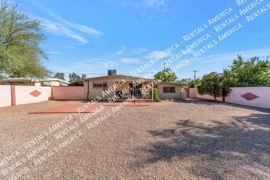 Building Photo - 5111 E Peach St