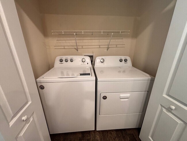 Building Photo - Beautiful 2 Bed, 2.5 Bath Townhome with Water View