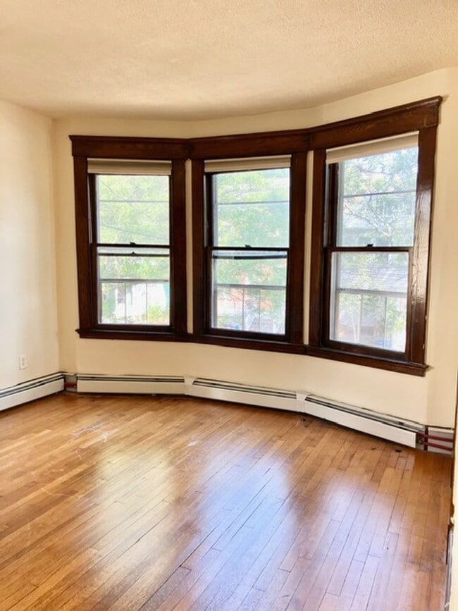 Building Photo - College Rental