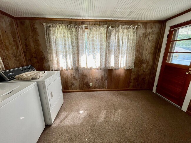 Building Photo - Charming 2-Bedroom Home with Hardwood Floors & Private Driveway!