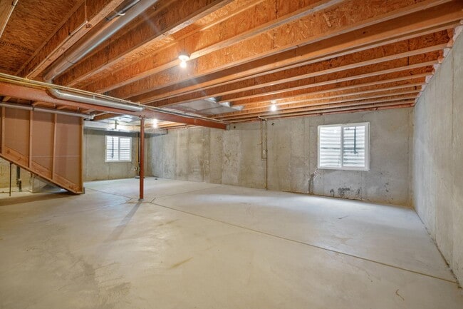 Building Photo - Like-New Townhome in Desirable West Loveland
