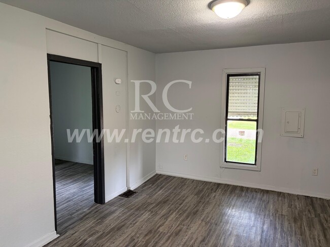 Building Photo - 102 Elmwood-