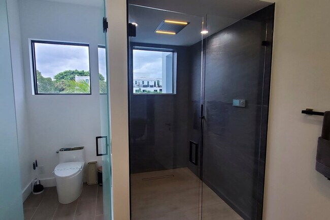 Building Photo - 547 NE 16th Ave