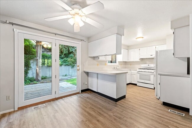 Building Photo - North End 3 Bedroom 2 Bathroom Home