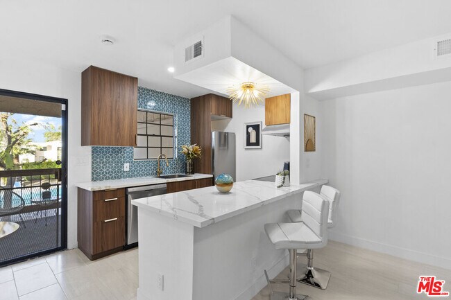 Building Photo - 5300 E Waverly Dr