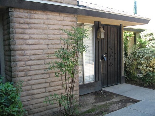 Building Photo - 5771 N Valentine Ave