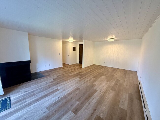 Building Photo - Beautiful 2-Bedroom, 2-Bath Condo in the Oakbrook Country Club Community