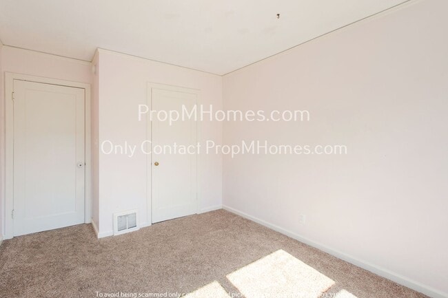 Building Photo - Delightful Two Bedroom Duplex In SE Portland - Fenced Yard!