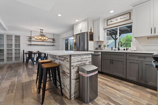 Building Photo - 976 Di Marino St