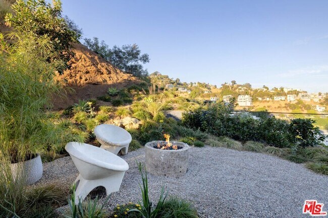 Building Photo - 8673 Hollywood Blvd