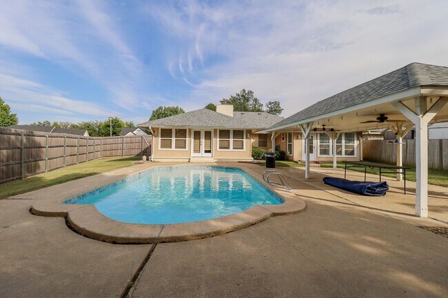 Building Photo - 2 Bed | 3 Bath with In-Ground Pool in Cent...