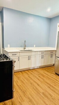 Building Photo - 8 Groom St