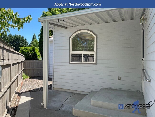 Building Photo - Beautiful 3 Bedroom 2 Bath Home Landscaping Included.