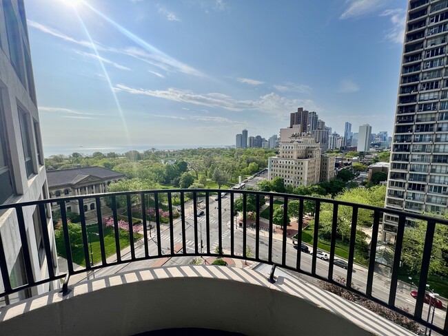 Private Balcony - 2020 N Lincoln Park W