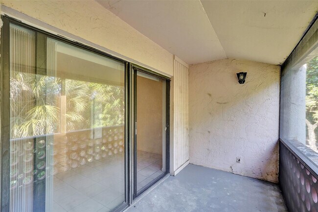 Building Photo - 4218 Inverrary Blvd