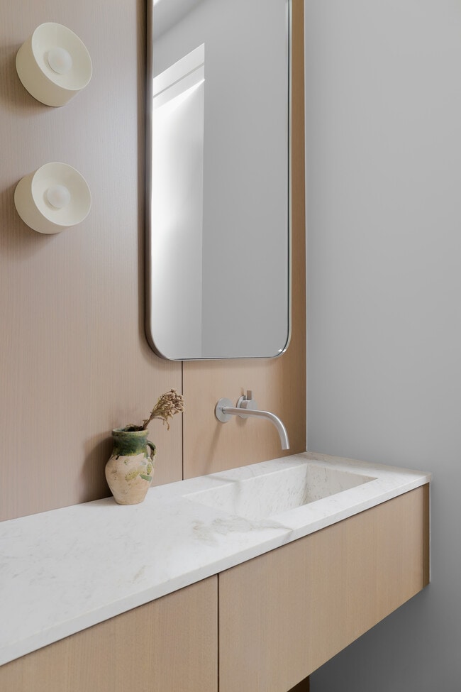 Building Photo - 2106 Matthews Dr