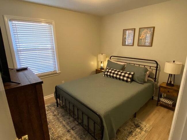 Building Photo - l2432 Largo Drive- furnished