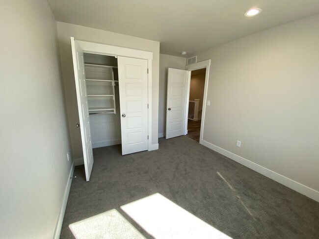 Building Photo - New Townhouse with 3 bedrooms / 2.5 bathrooms