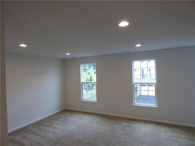 Building Photo - 2302 Pointe View Dr