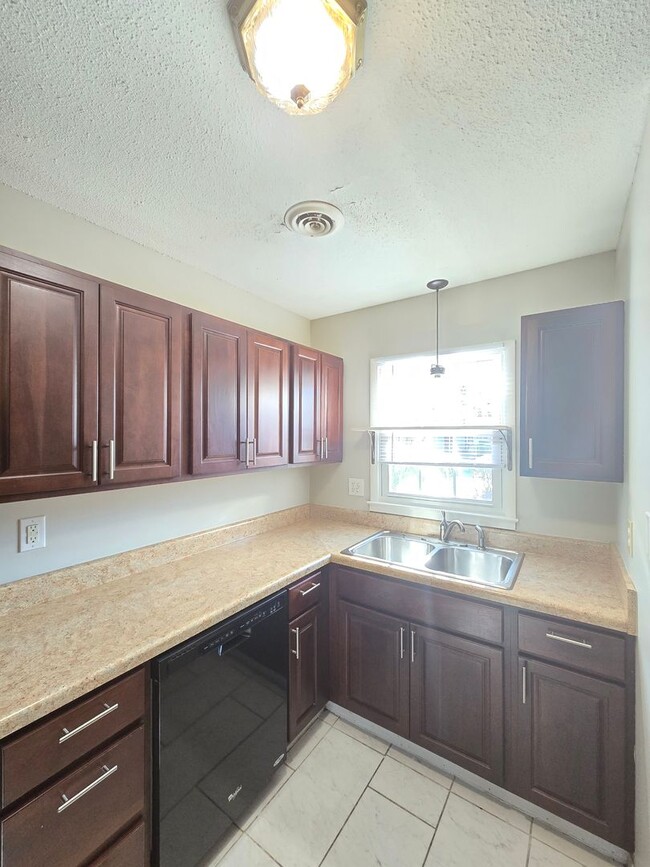 Building Photo - STONESTHROW - 2 Bedroom Townhome - Perfect...