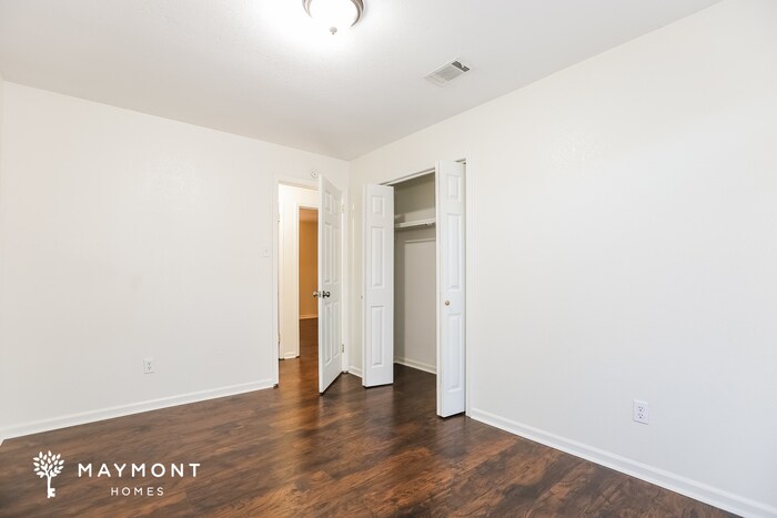 Building Photo - 1401 Jennifer Dr