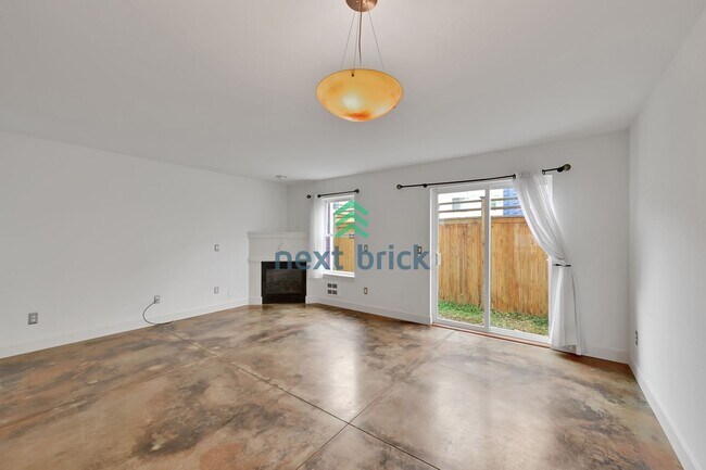 Building Photo - Live Easy in This Beautiful 2-Bedroom Condo