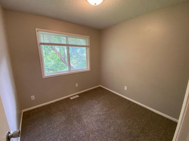 Building Photo - 1601 Pleasant View Dr