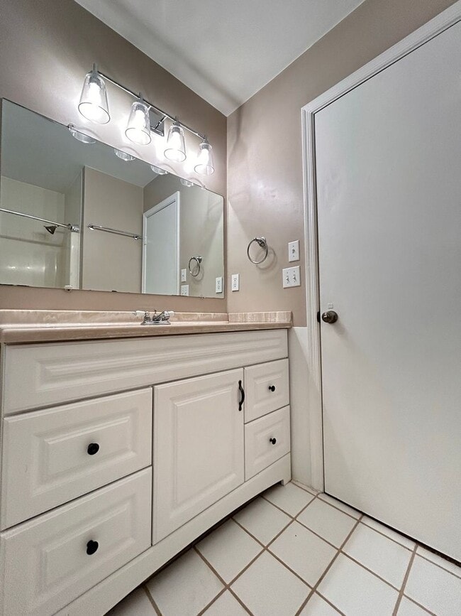 Building Photo - Welcome to this charming 3 bedroom "ASK AB...