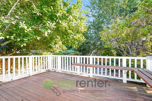Building Photo - Elegant Three Bedroom Home Featuring Desig...