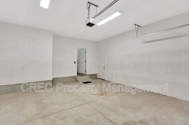 Building Photo - 2703 E Surrey Dr