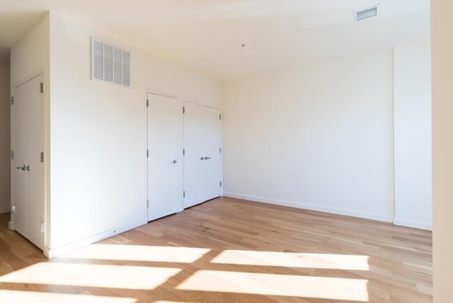 Building Photo - 210 9th St