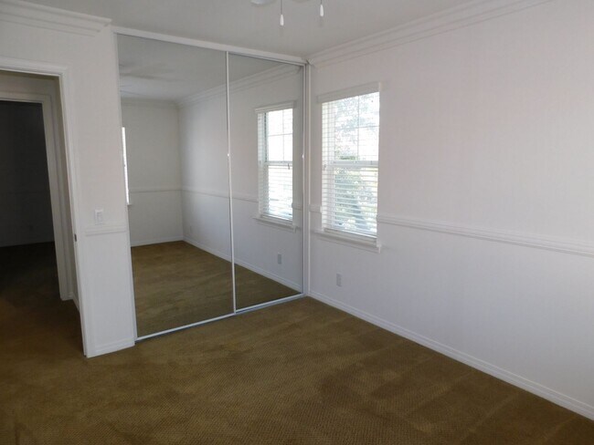 Building Photo - Beautiful 4 bed, 2.5 bath unit in Orange.