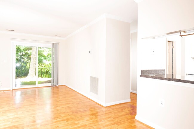 Building Photo - Gorgeous Beautifully Two Bedroom Unit