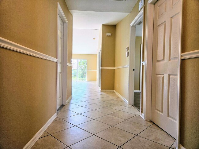 Building Photo - Great 3-bedrooms, 2 baths duplex with new ...