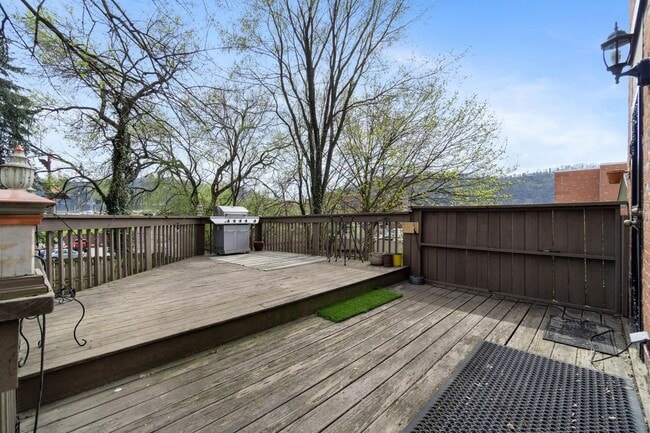 Building Photo - Charming - Manchester Home