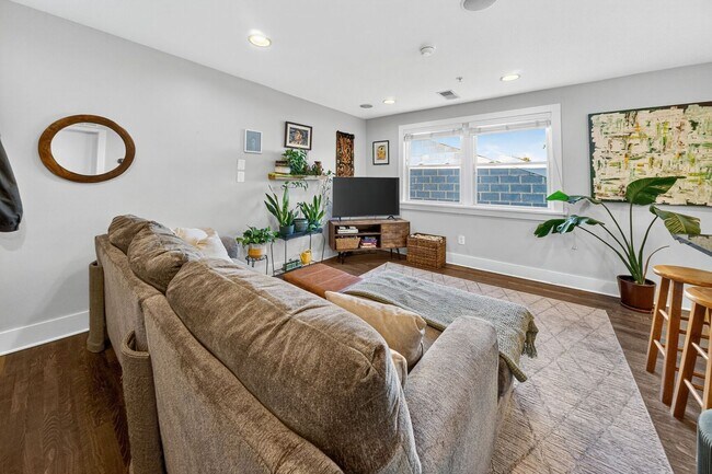 Building Photo - Modern 1BR/1BA in the Heart of Columbia Heights