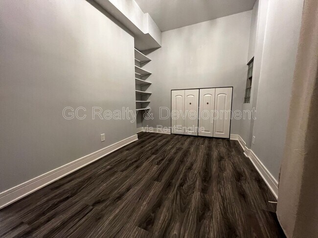 Building Photo - 1455 W Augusta Blvd