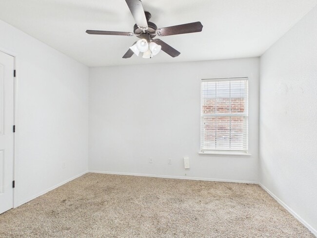 Building Photo - 4 bedroom in City View!