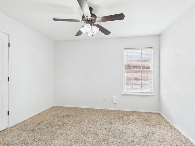 Building Photo - 4/2/2 in City View!