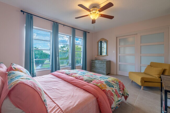 Building Photo - 3200 N Palm Aire Dr