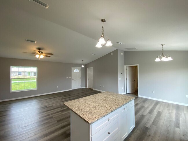 Building Photo - Desirable SW Ocala Neighborhood 3/2/2 - No Carpet- **WON'T LAST**