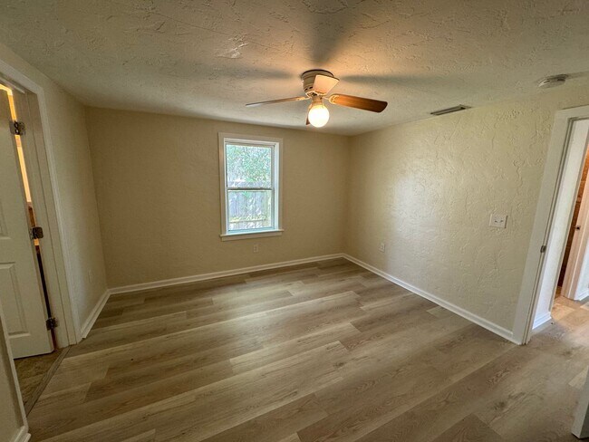 Building Photo - Remodeled 3/2 in the Heart of Gainesville!