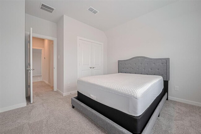 Building Photo - 307 Roselle Leaf Dr