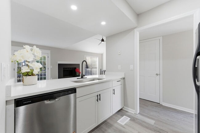 Building Photo - FULLY RENOVAYED TOWNHOME @ KENNESAW, REMARKABLE VALUE!!