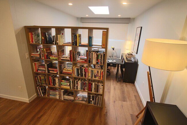 Building Photo - Furnished Recently Renovated Townhome