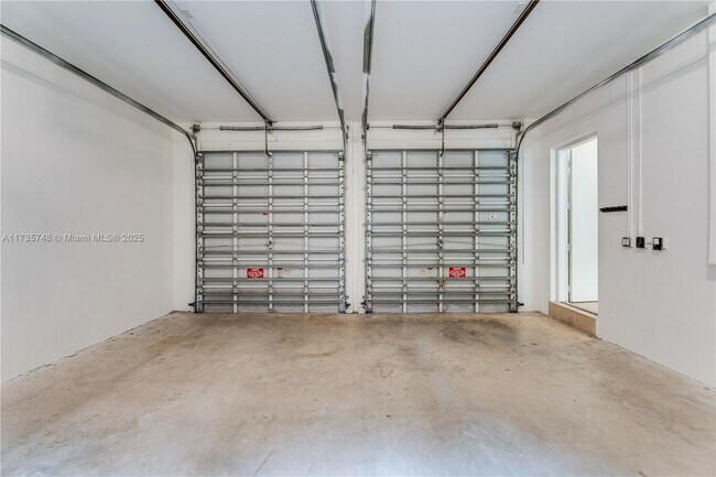 Building Photo - 10155 SW 75th Pl